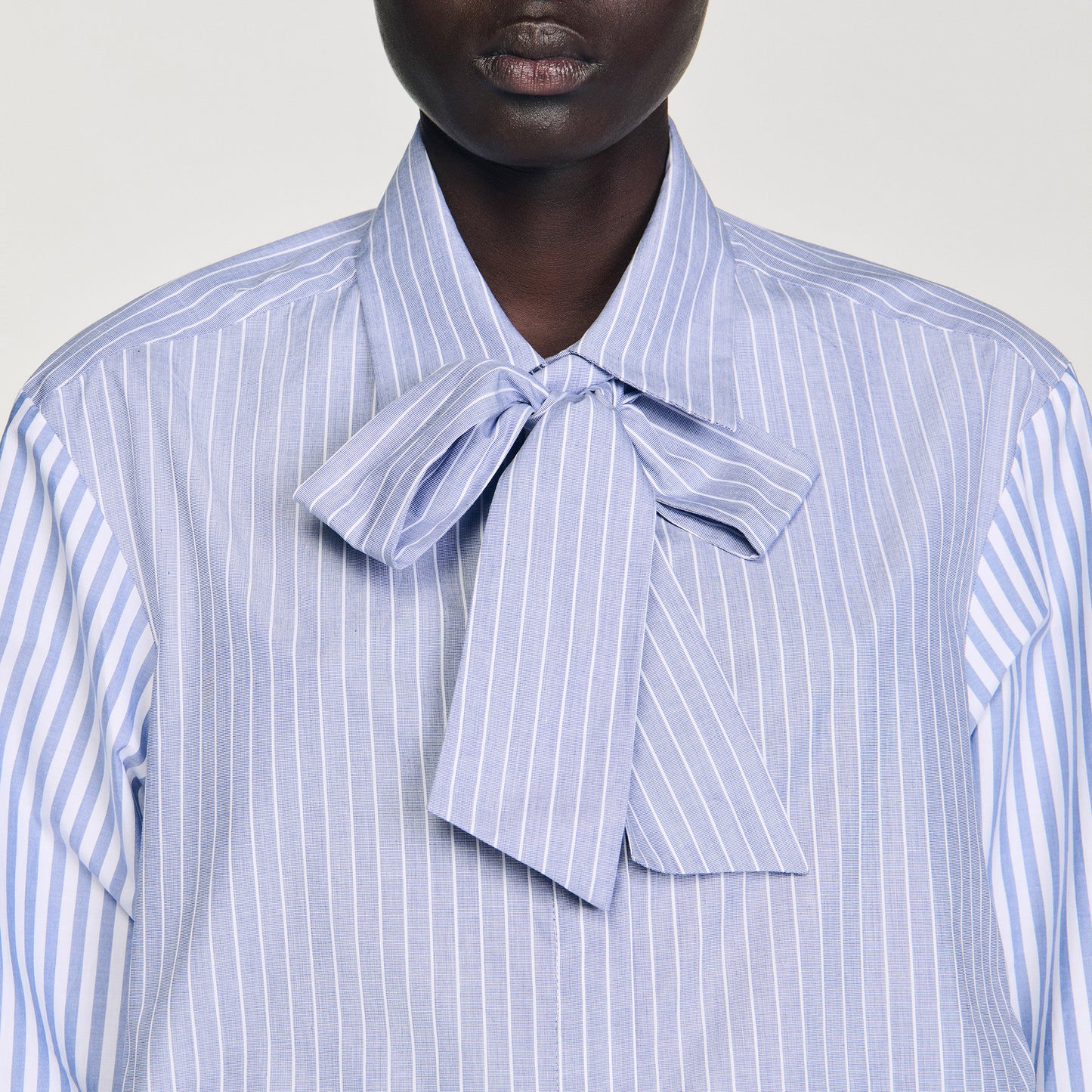 Camisa con corbata a rayas