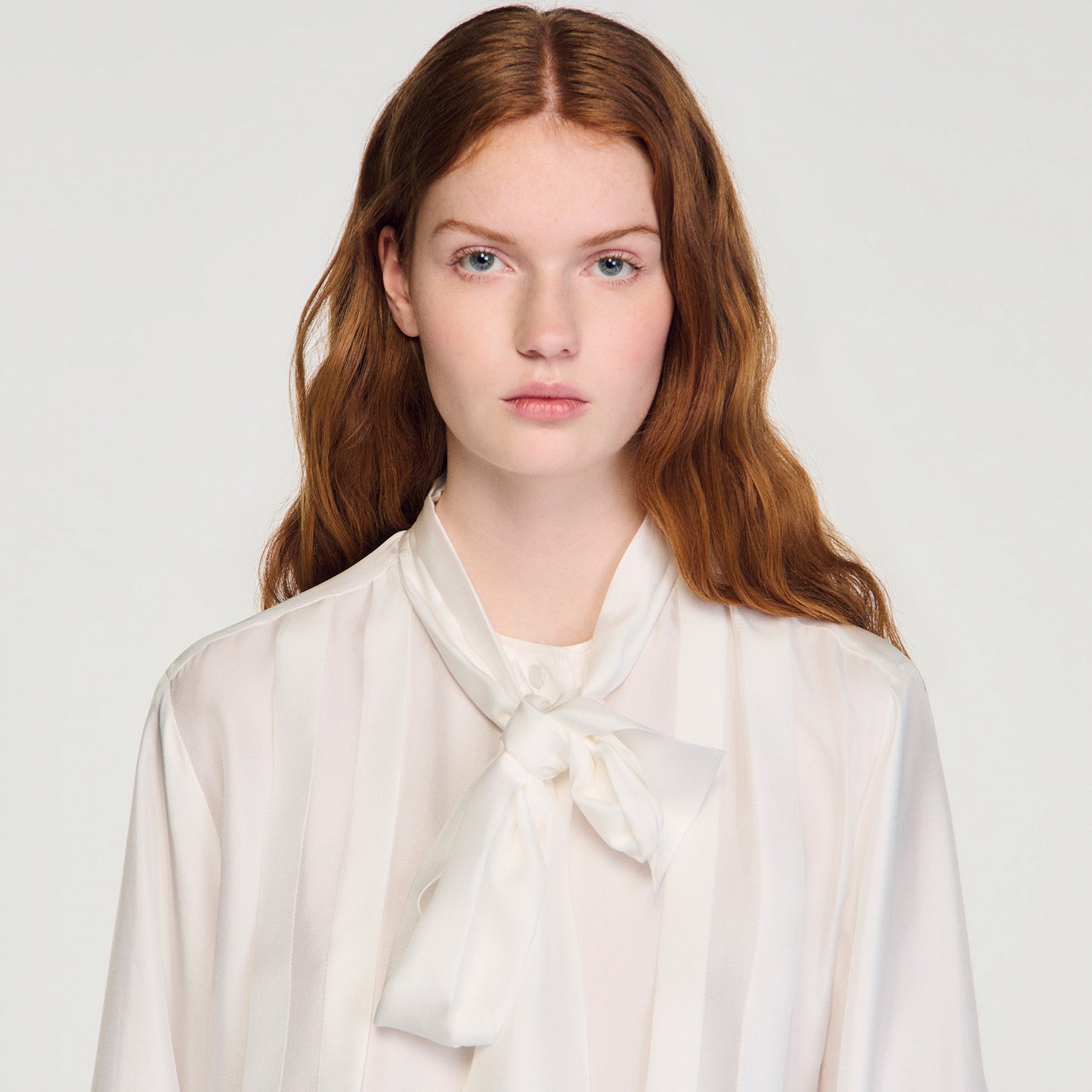 Camisa de seda con lavallière