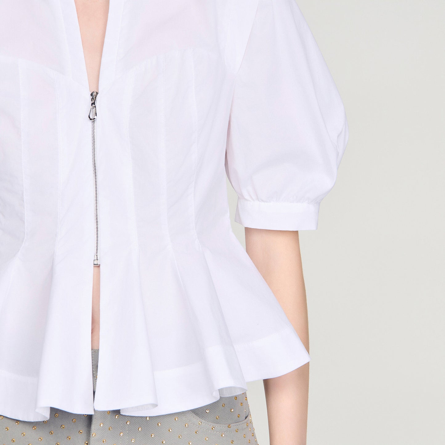 Camisa con cremallera y peplo