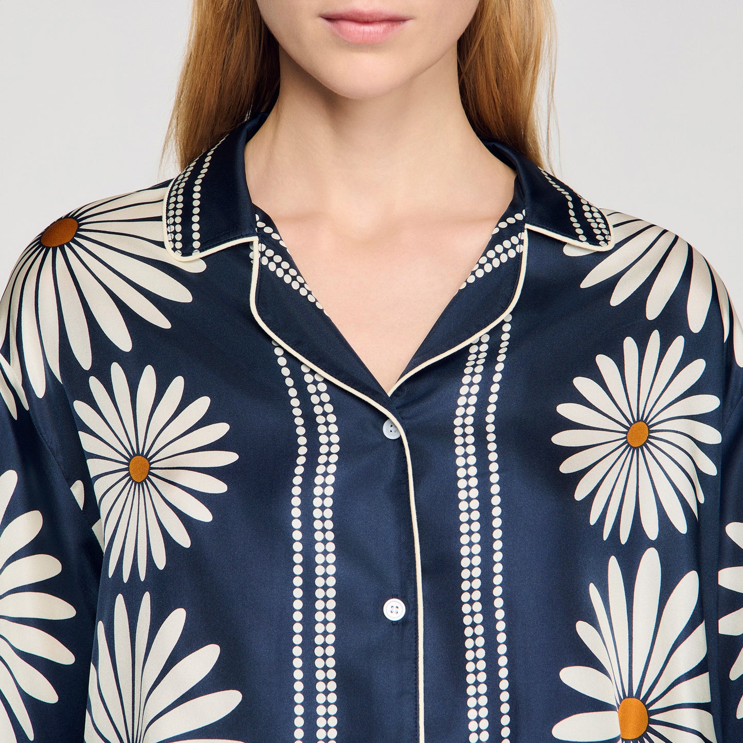 Camisa de seda con flores