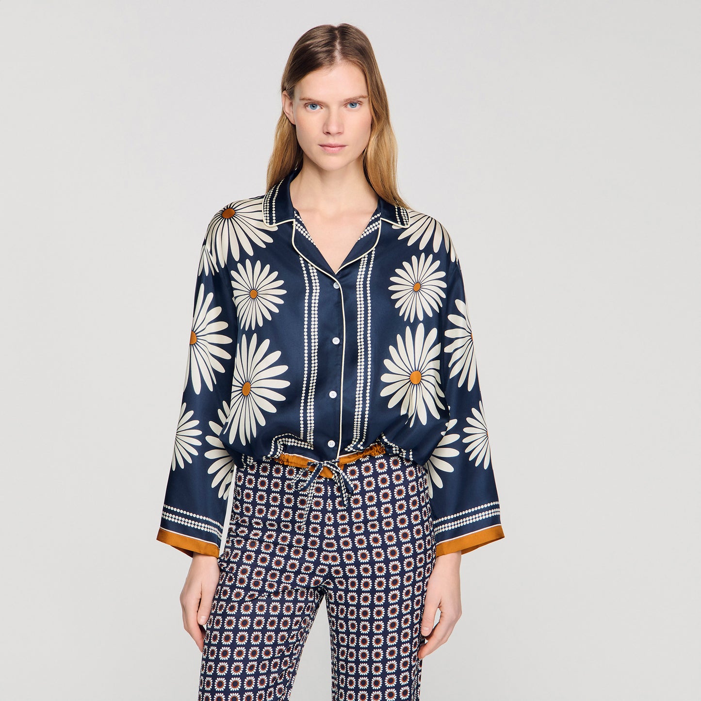 Camisa de seda con flores