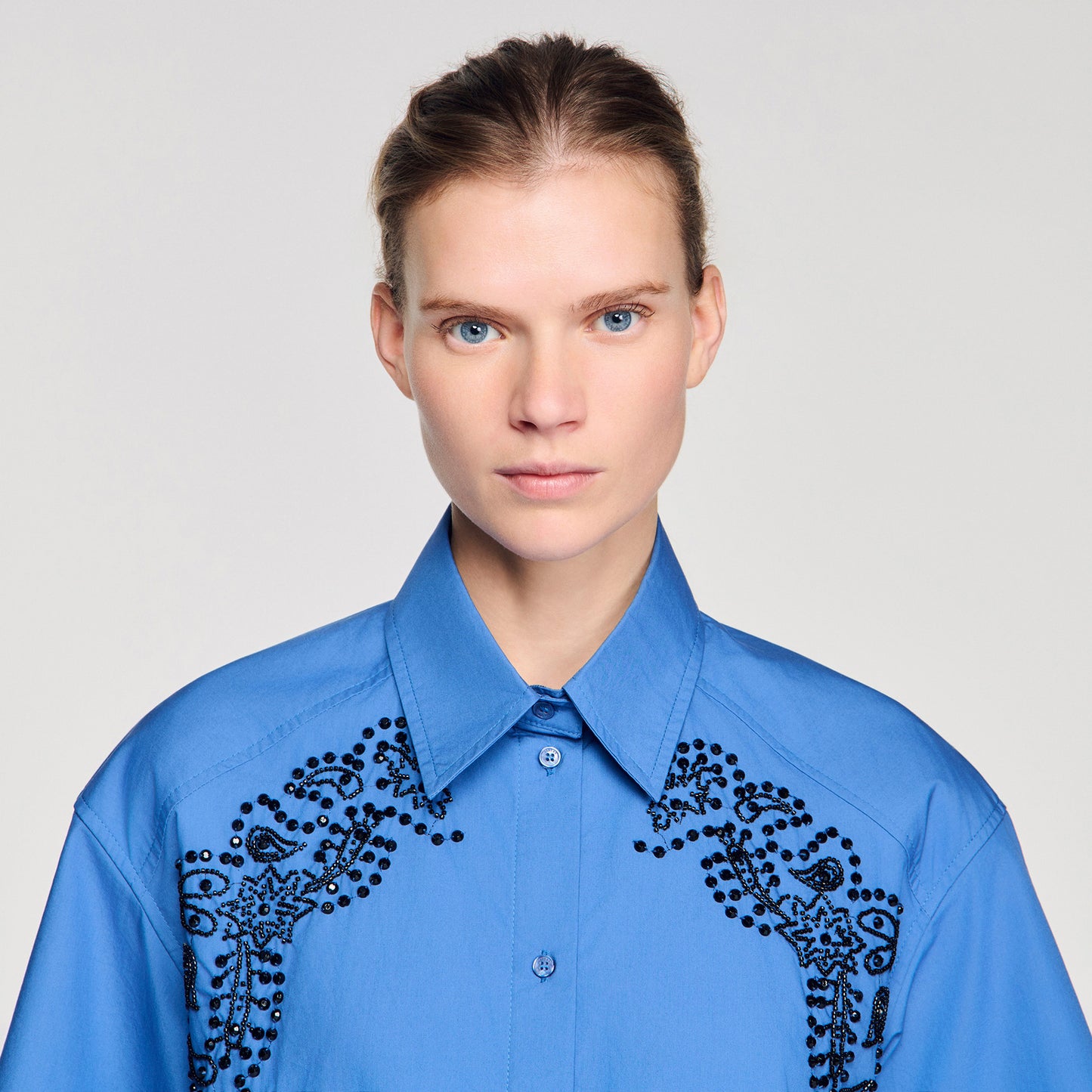 Camisa bordada y con perlas