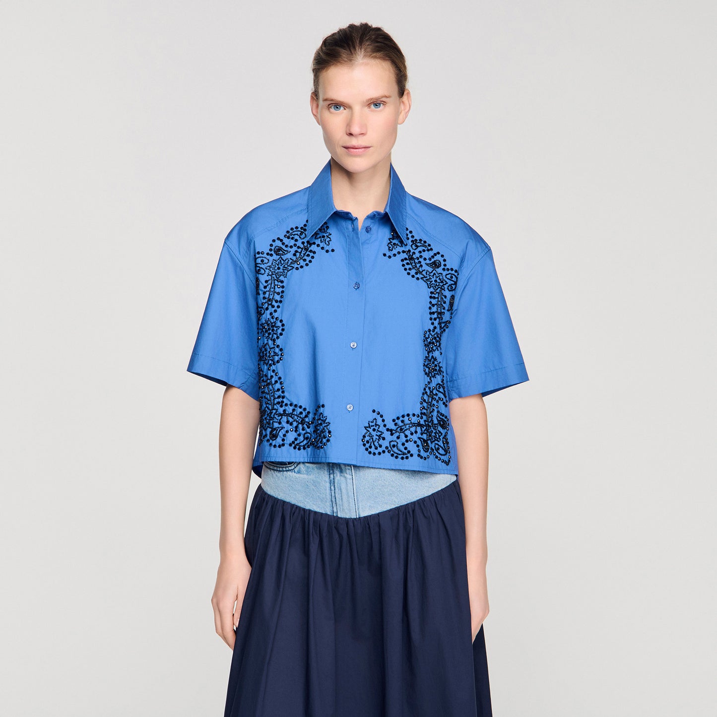 Camisa bordada y con perlas
