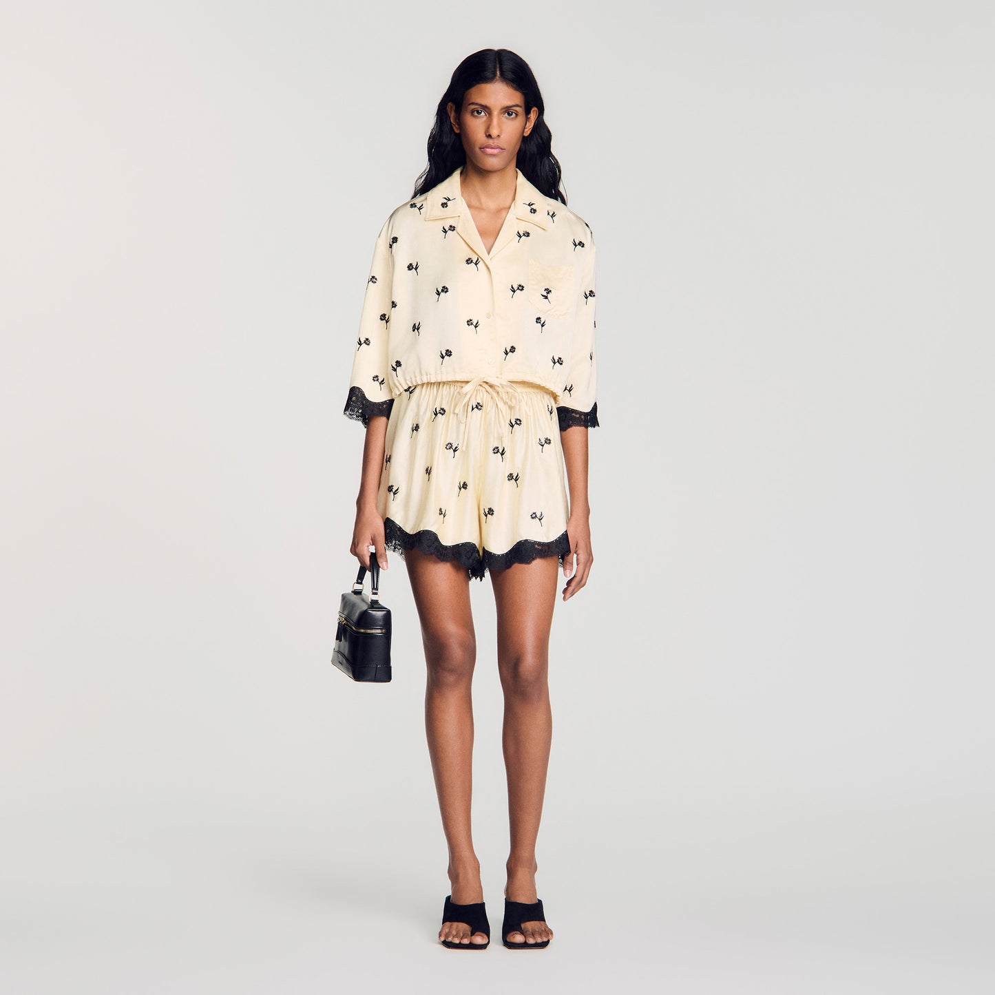 Camisa corta bordada con flores