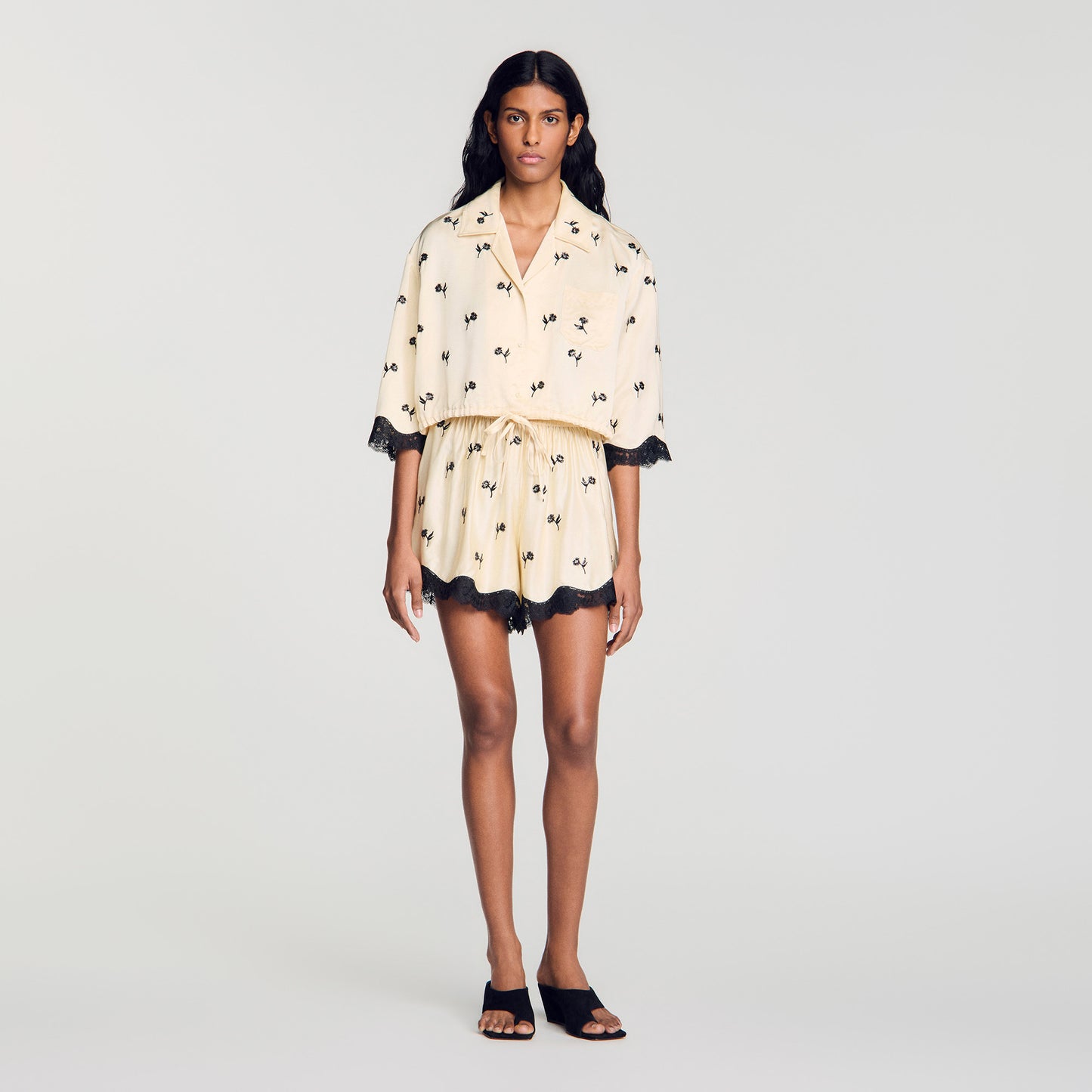 Camisa corta bordada con flores