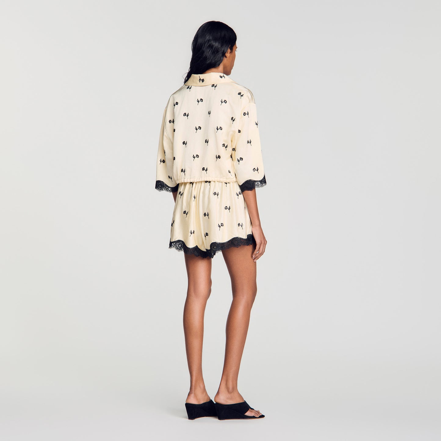 Camisa corta bordada con flores
