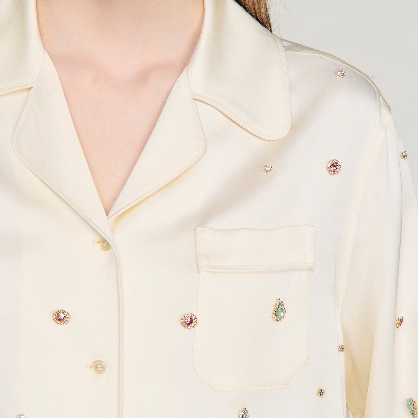 Camisa bordada con perlas y strass