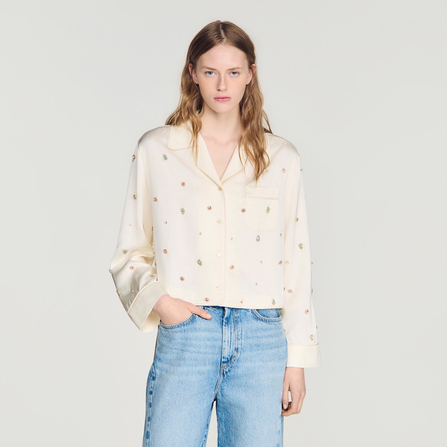 Camisa bordada con perlas y strass