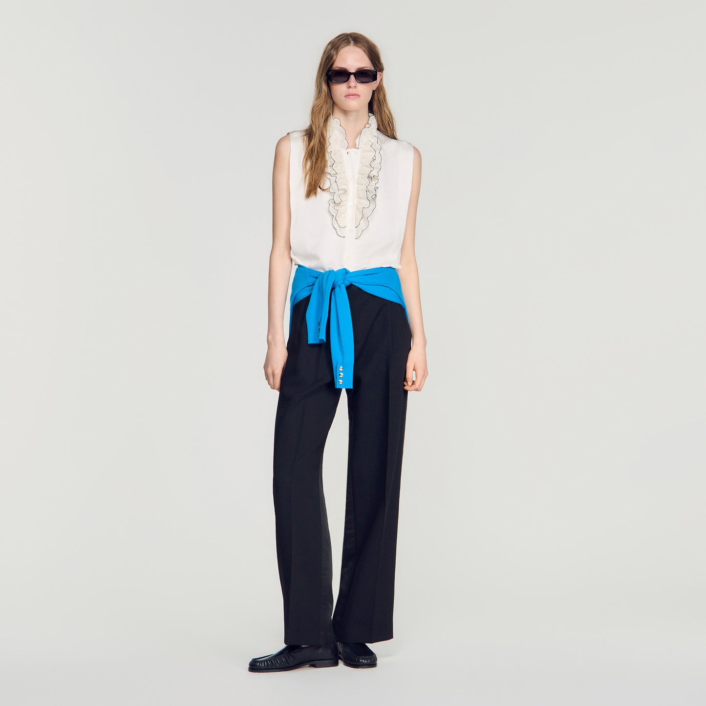 Camisa con cuello de volantes