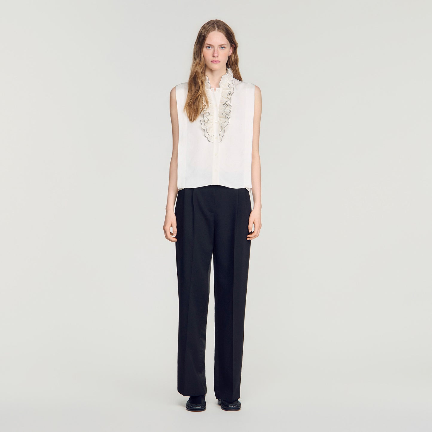 Camisa con cuello de volantes