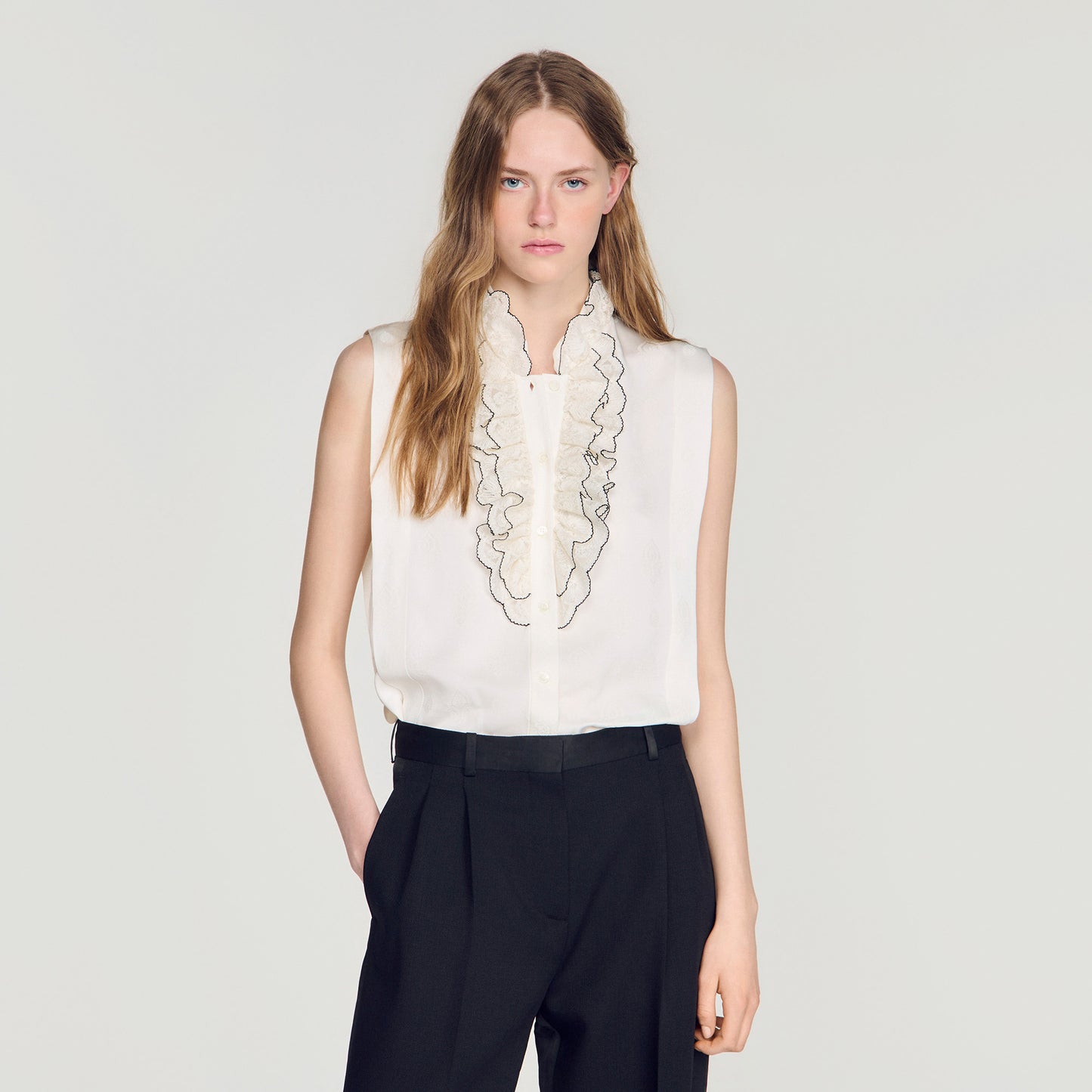 Camisa con cuello de volantes