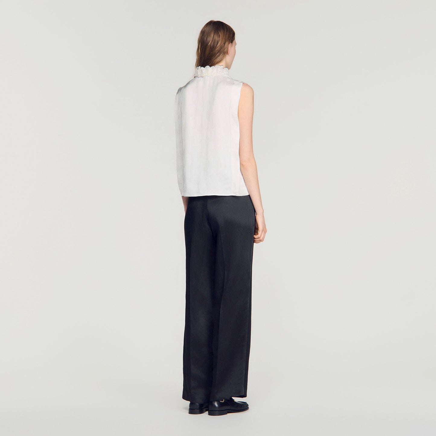 Camisa con cuello de volantes