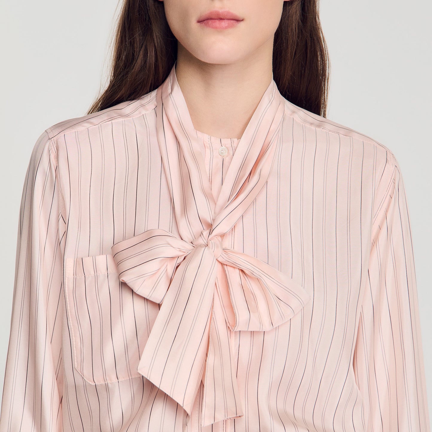 Camisa a rayas con cuello lazo