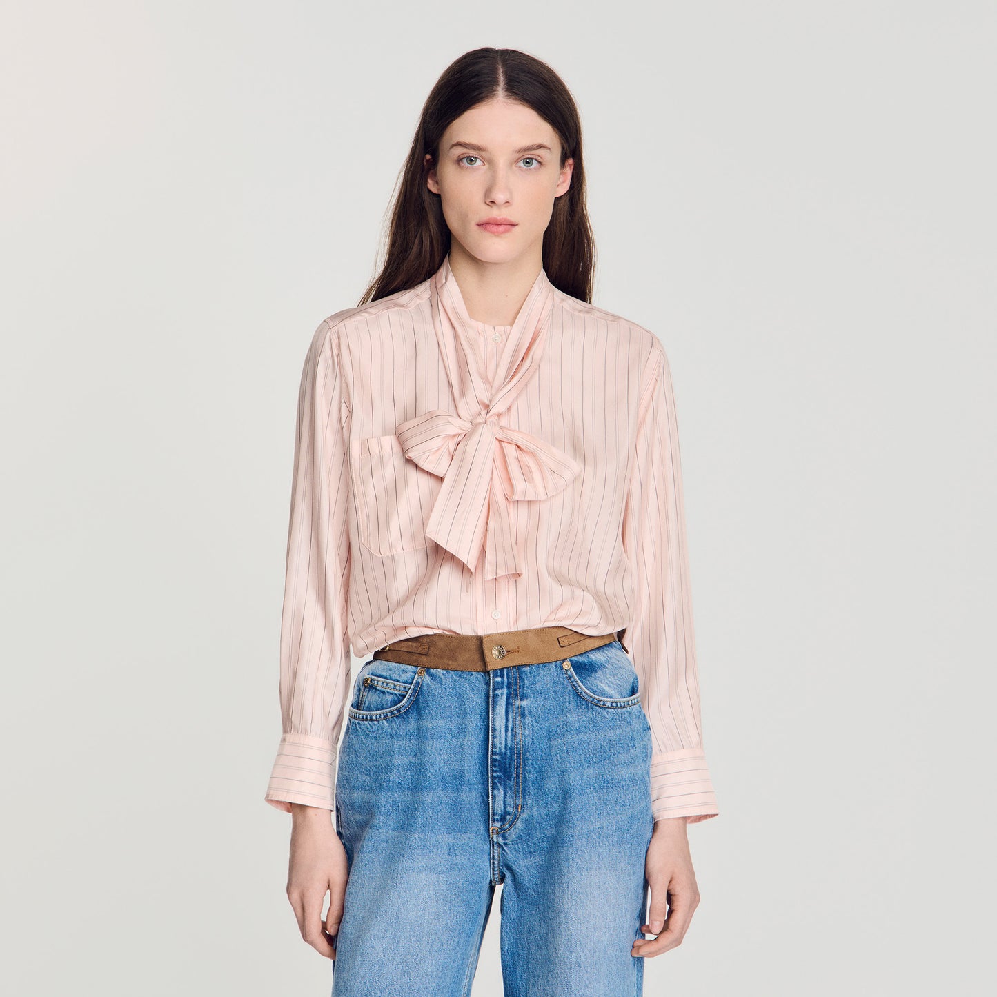 Camisa a rayas con cuello lazo