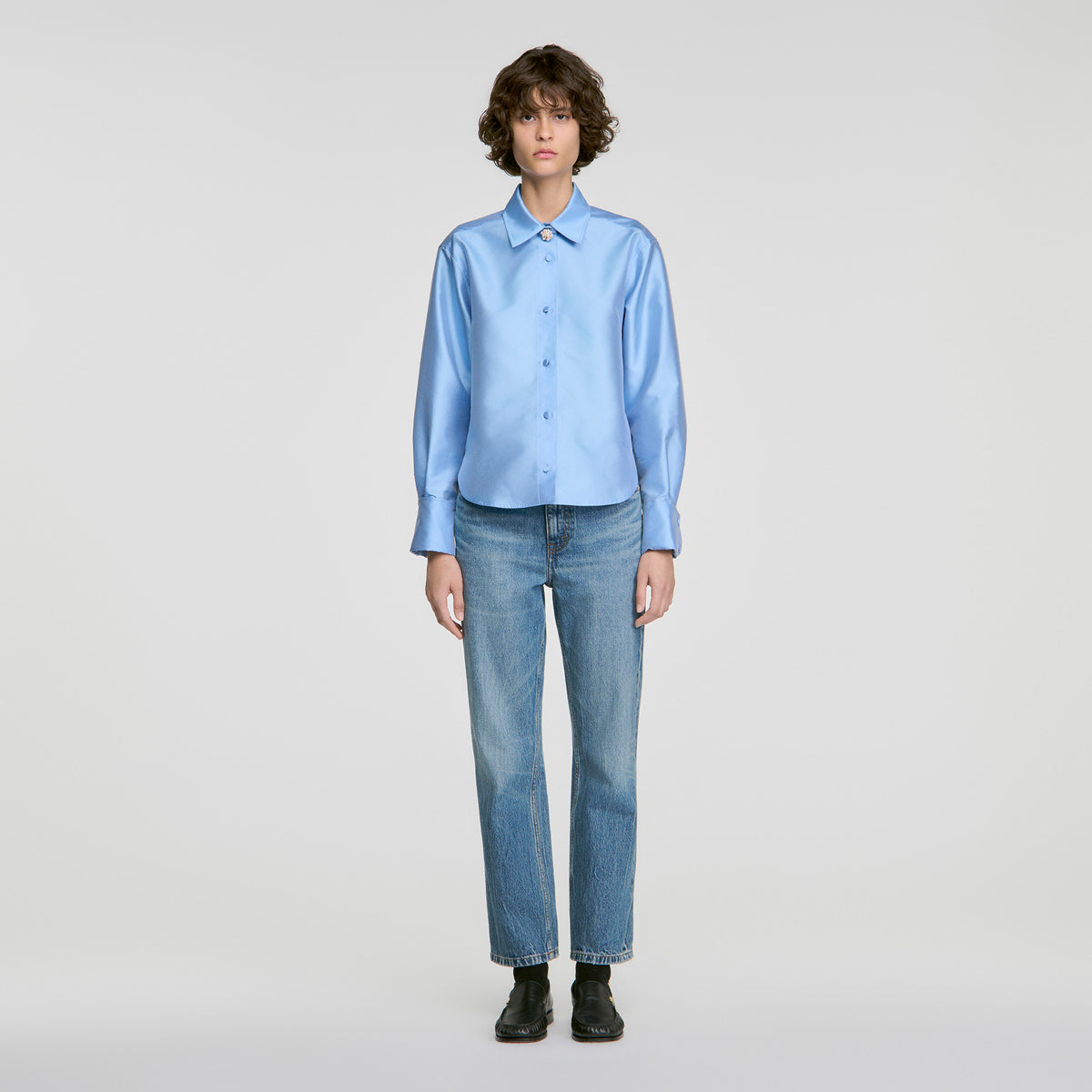 Camisa satinada con detalle joya
