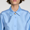 Camisa satinada con detalle joya