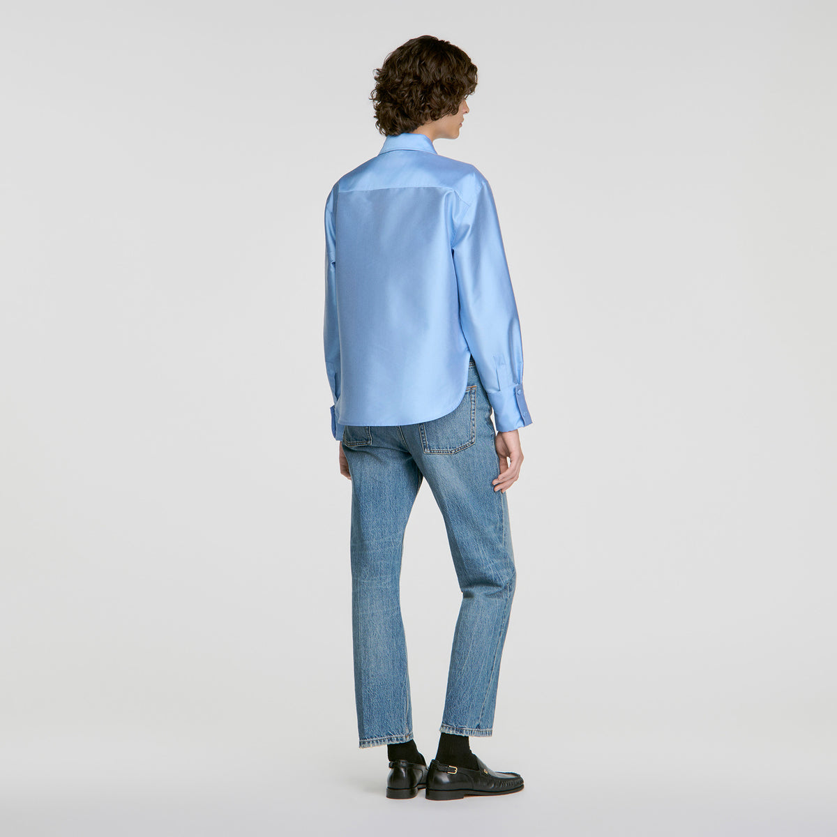 Camisa satinada con detalle joya