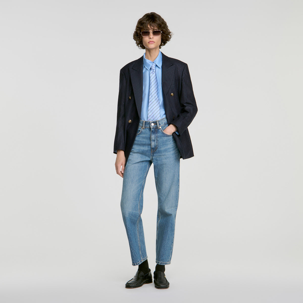 Camisa satinada con detalle joya