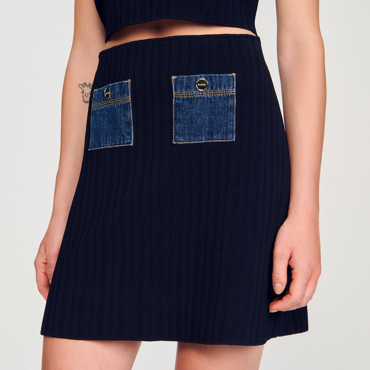 Falda corta de punto y denim