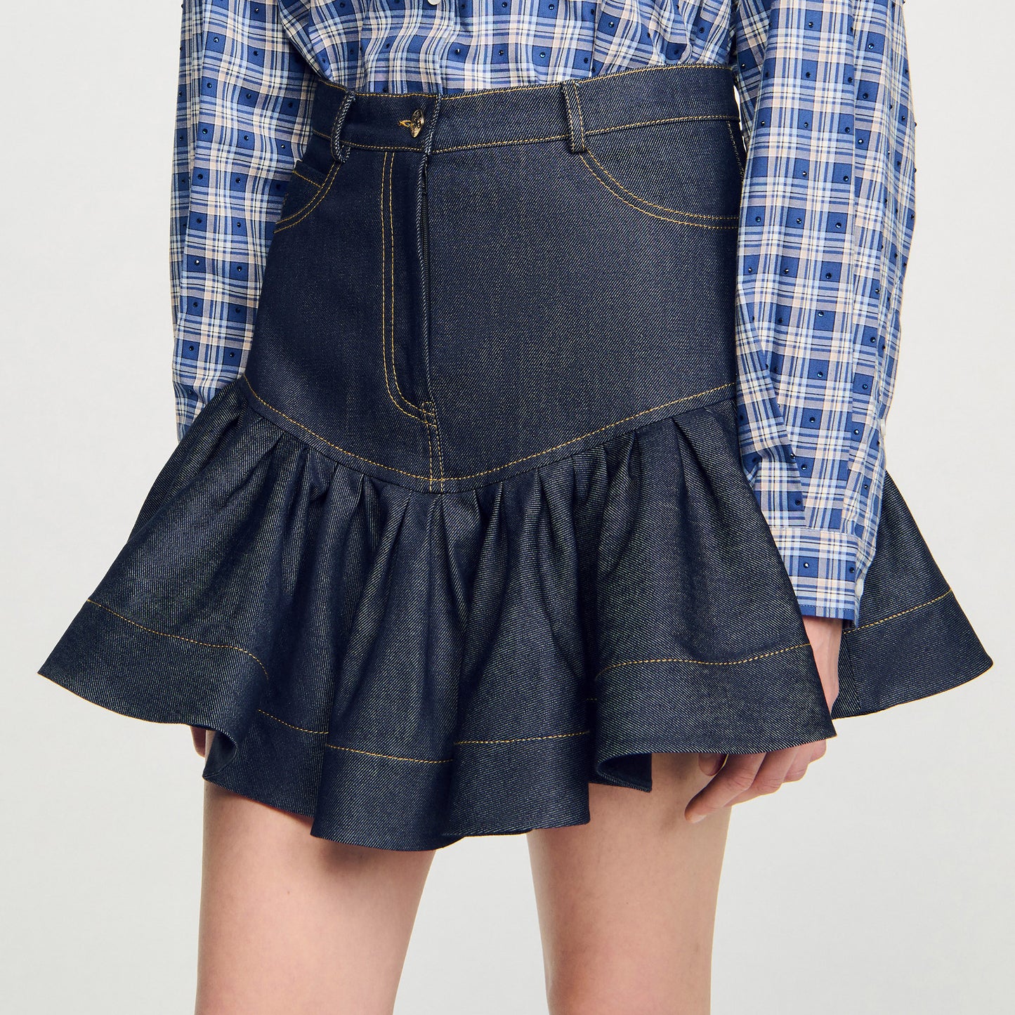 Falda corta de denim con volantes