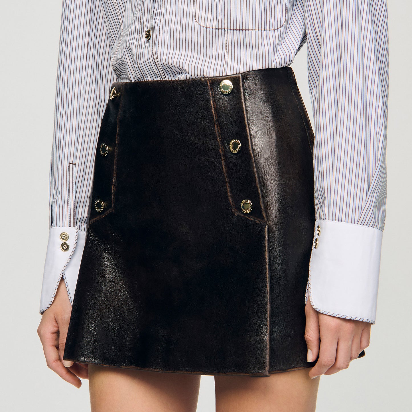 Falda corta de cuero envejecido