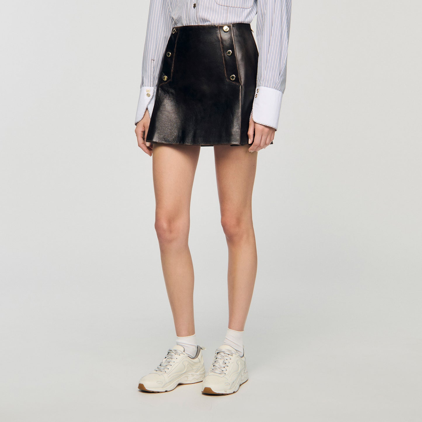 Falda corta de cuero envejecido