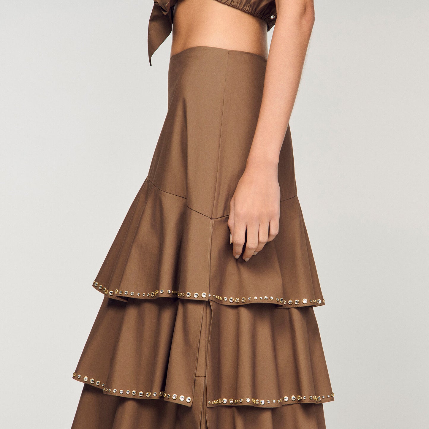 Falda larga con strass y volantes