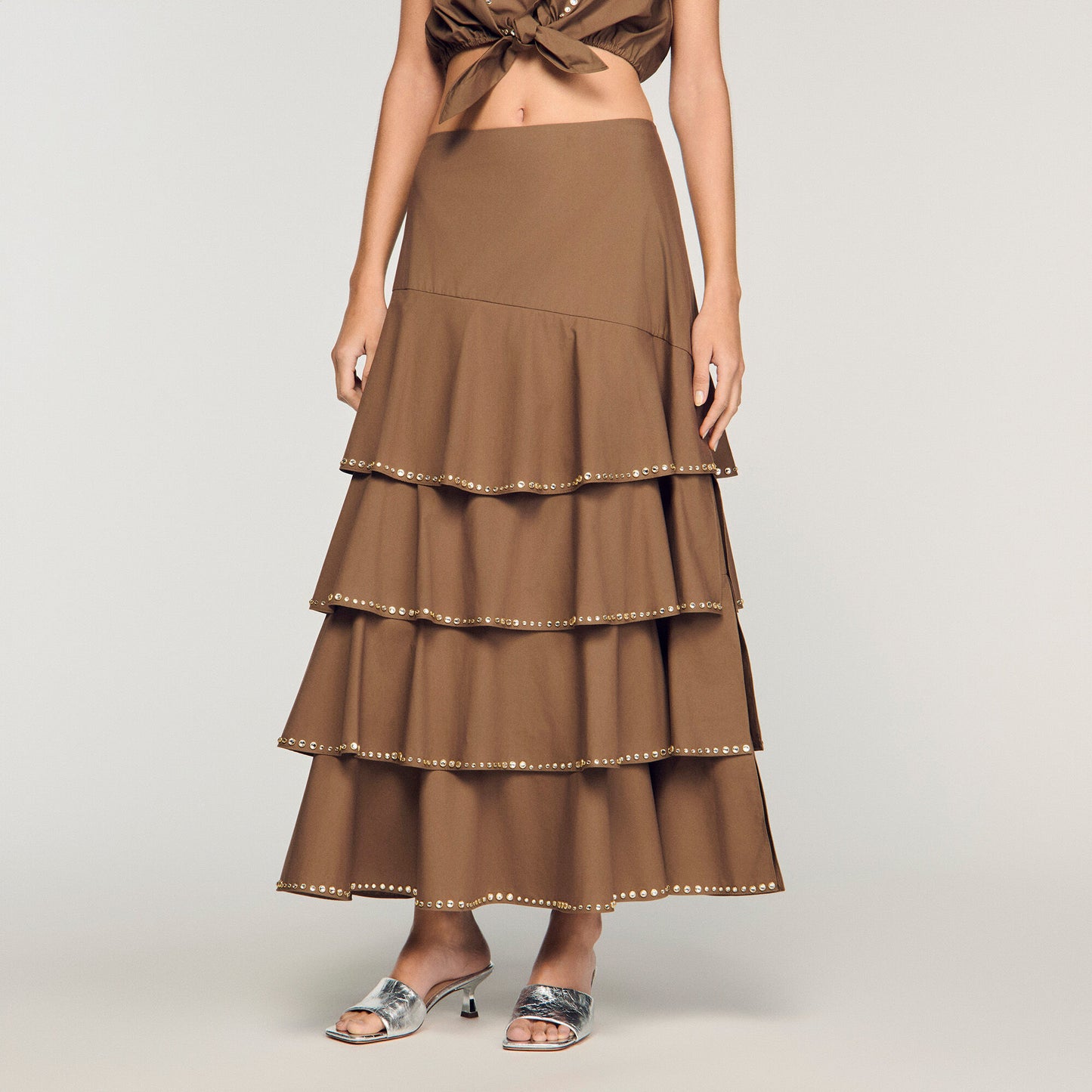 Falda larga con strass y volantes