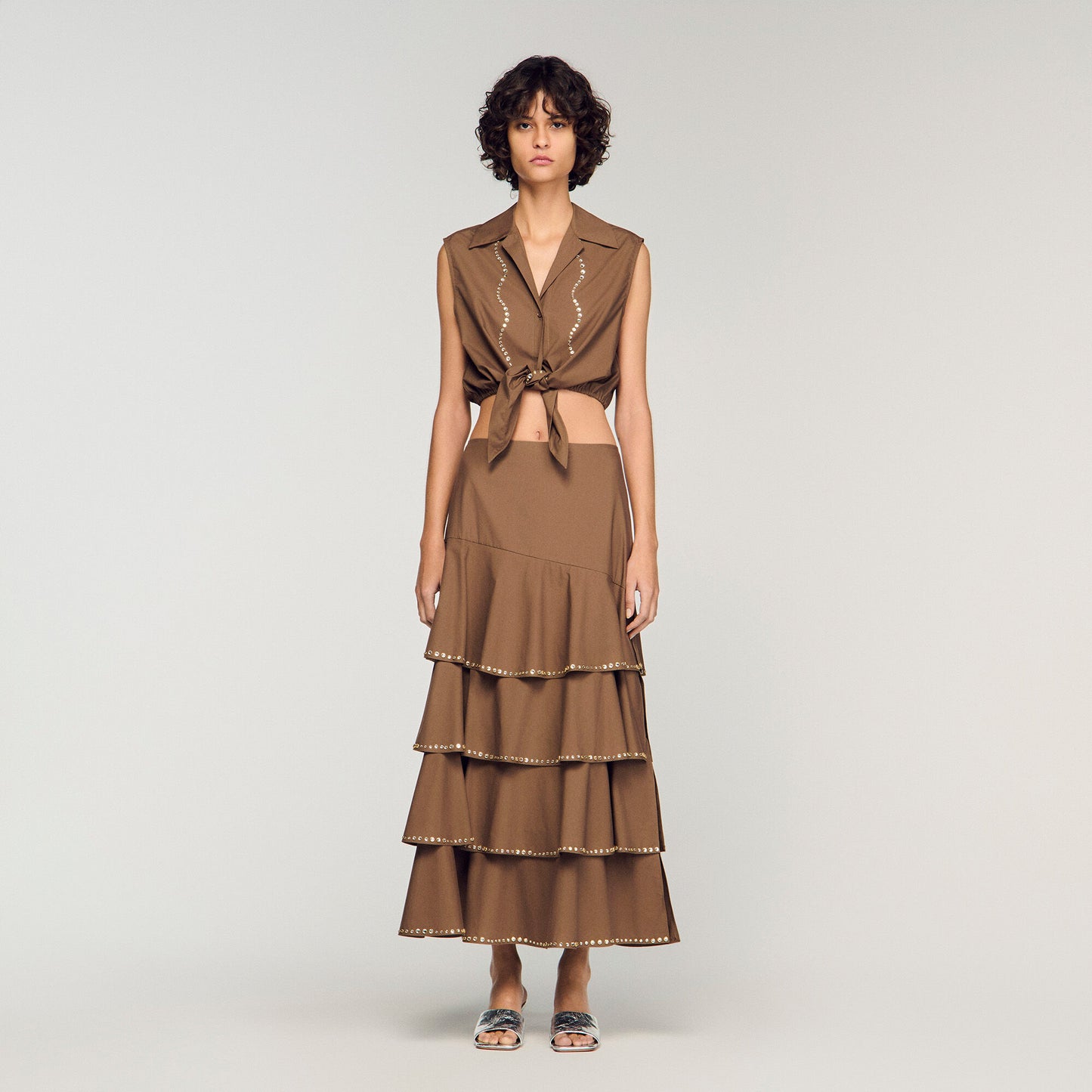 Falda larga con strass y volantes