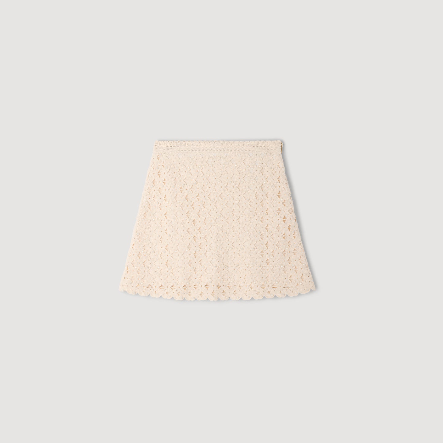 Falda corta de ganchillo con perlas