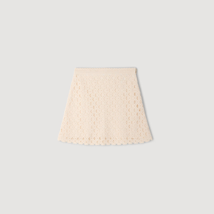Falda corta de ganchillo con perlas
