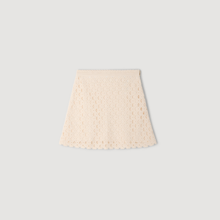 Falda corta de ganchillo con perlas