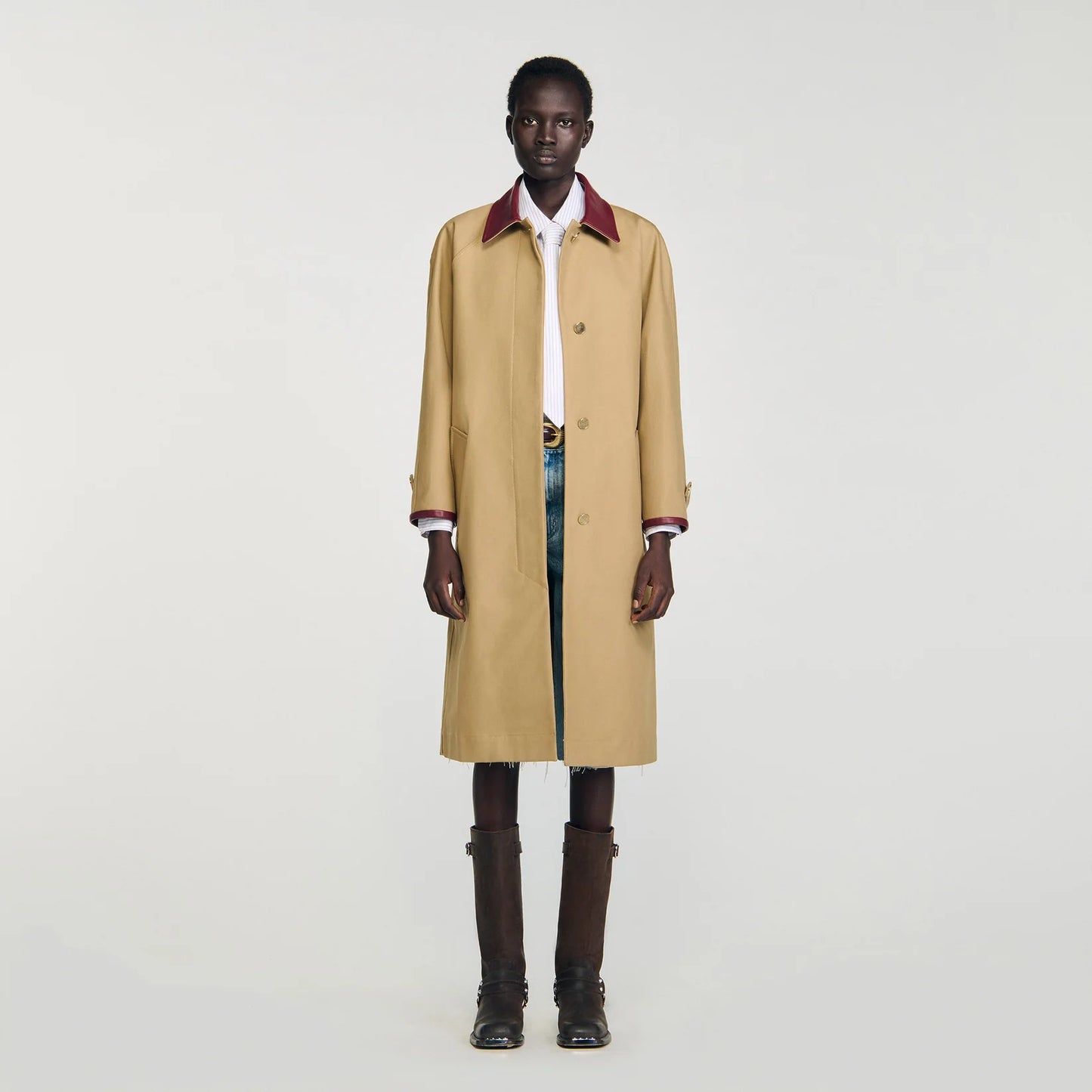 Gabardina larga con cuello de cuero