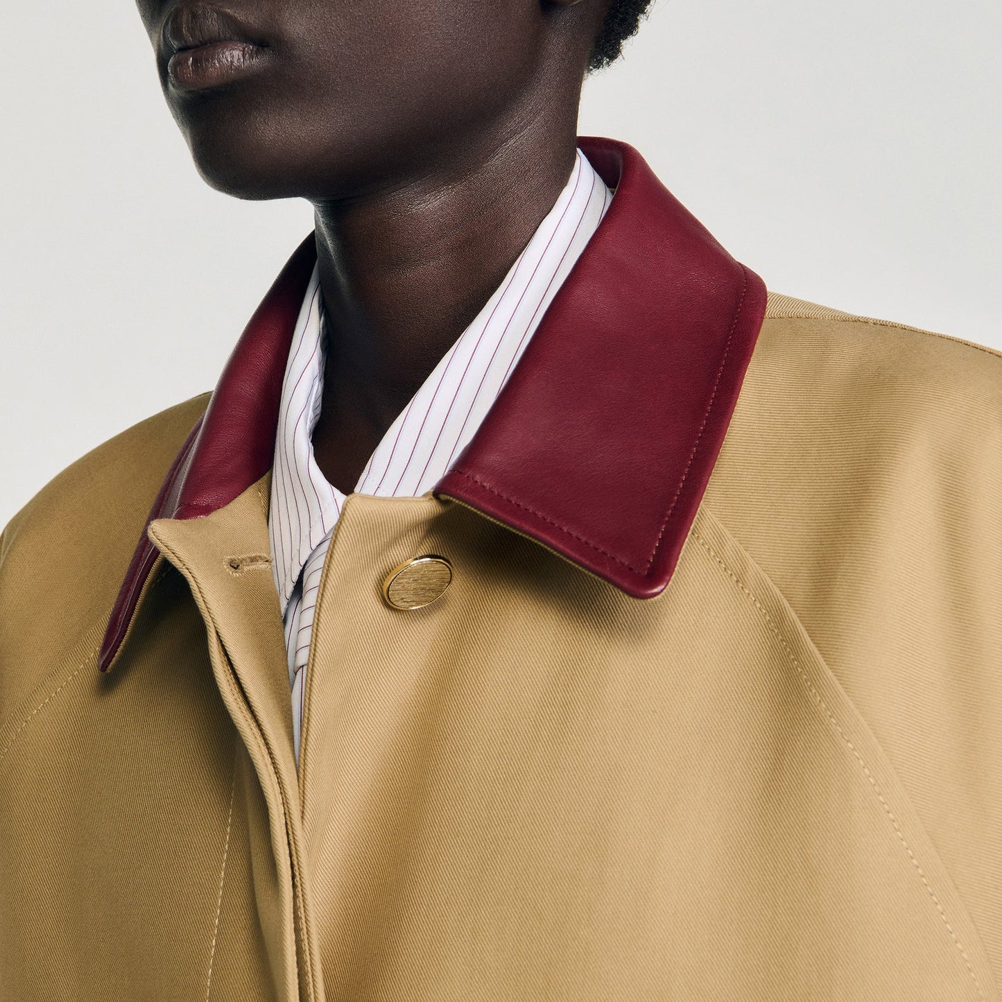 Gabardina larga con cuello de cuero