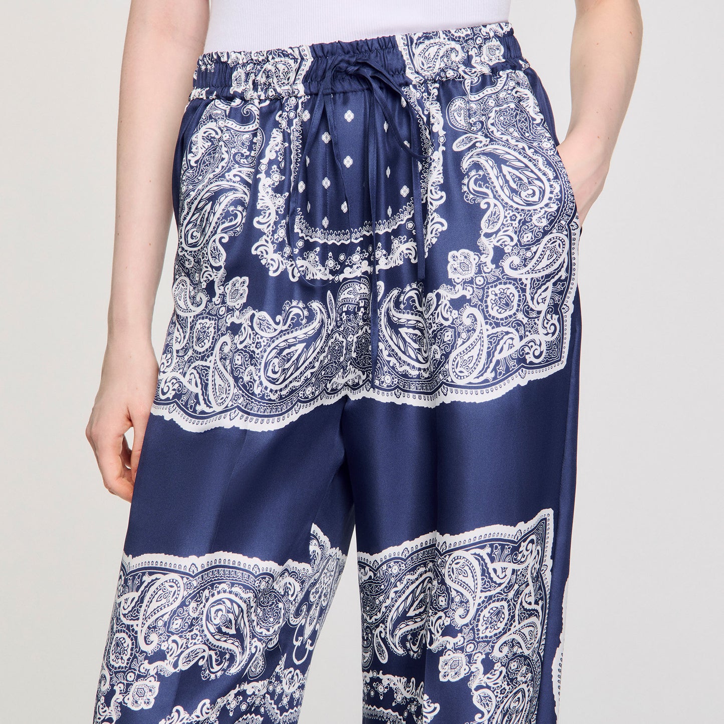 Pantalón fluido estampado bandana