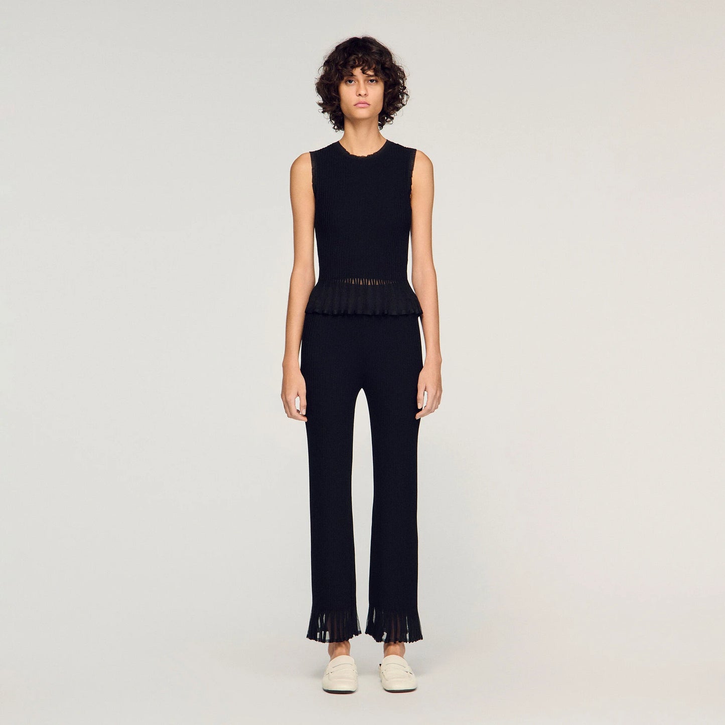 Pantalón de punto con volantes