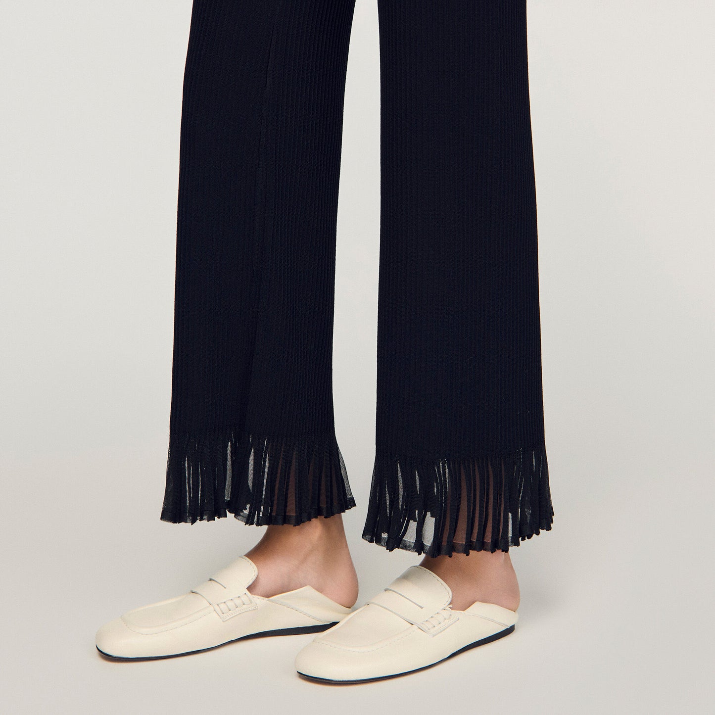 Pantalón de punto con volantes