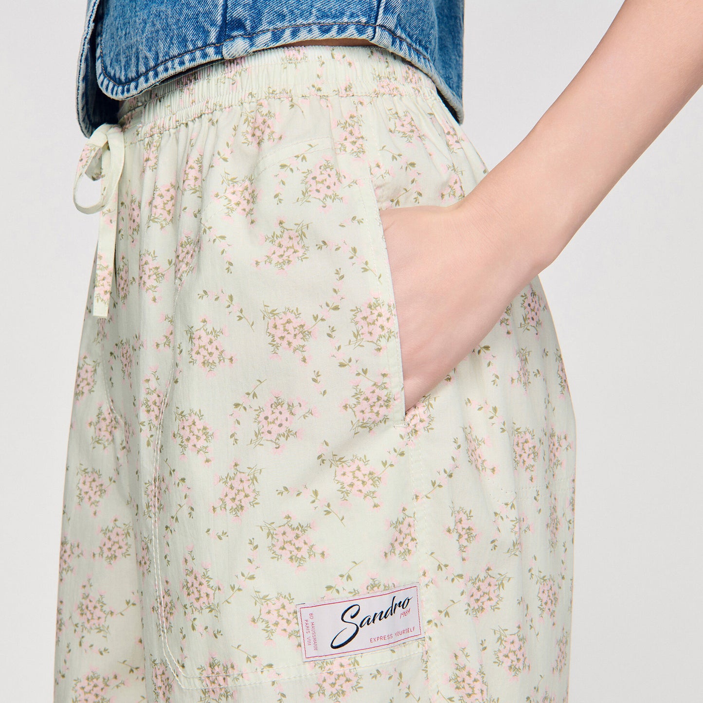 Pantalón ancho con estampado floral