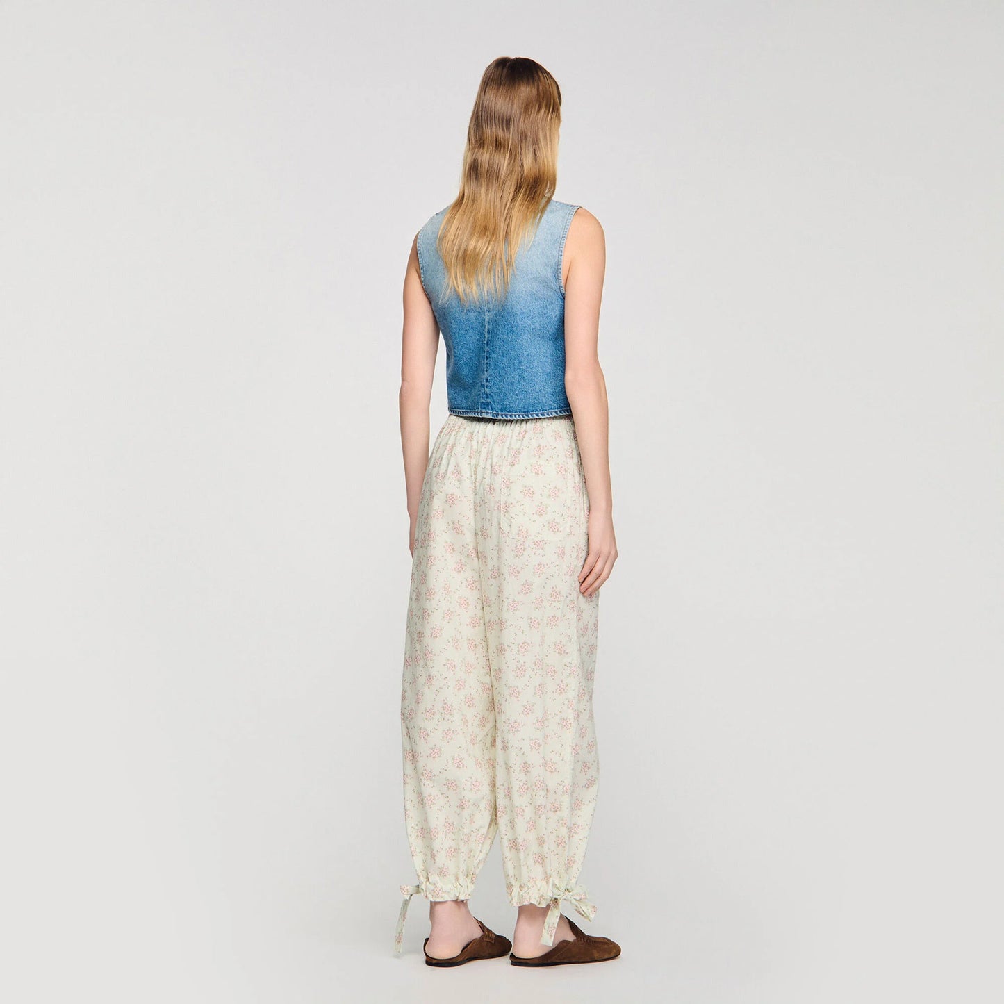 Pantalón ancho con estampado floral