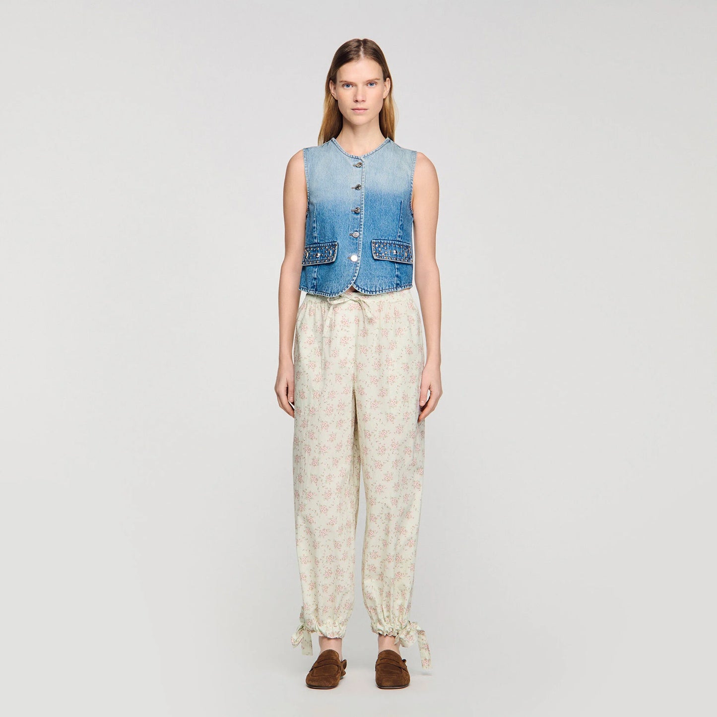 Pantalón ancho con estampado floral