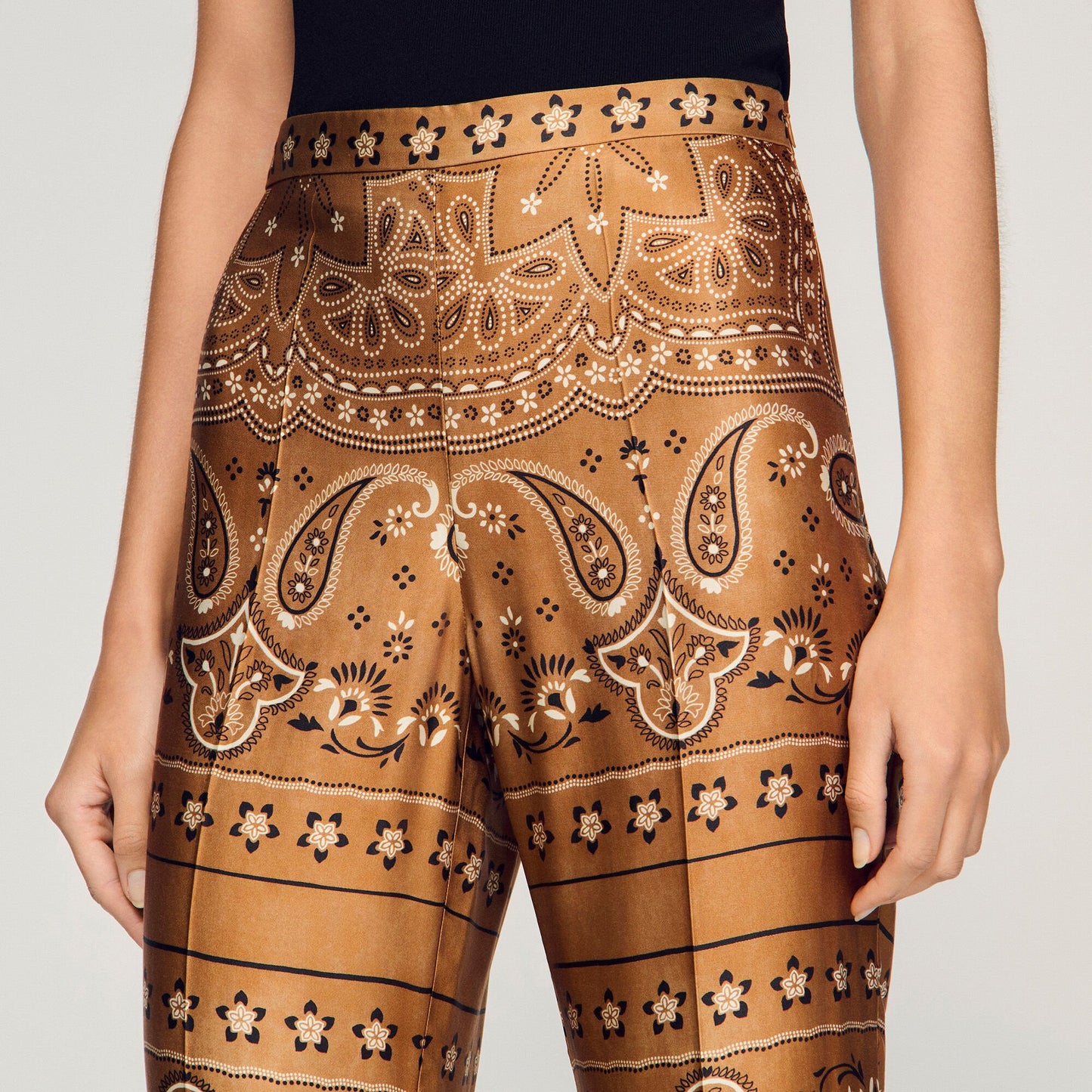 Pantalón fluido estampado bandana