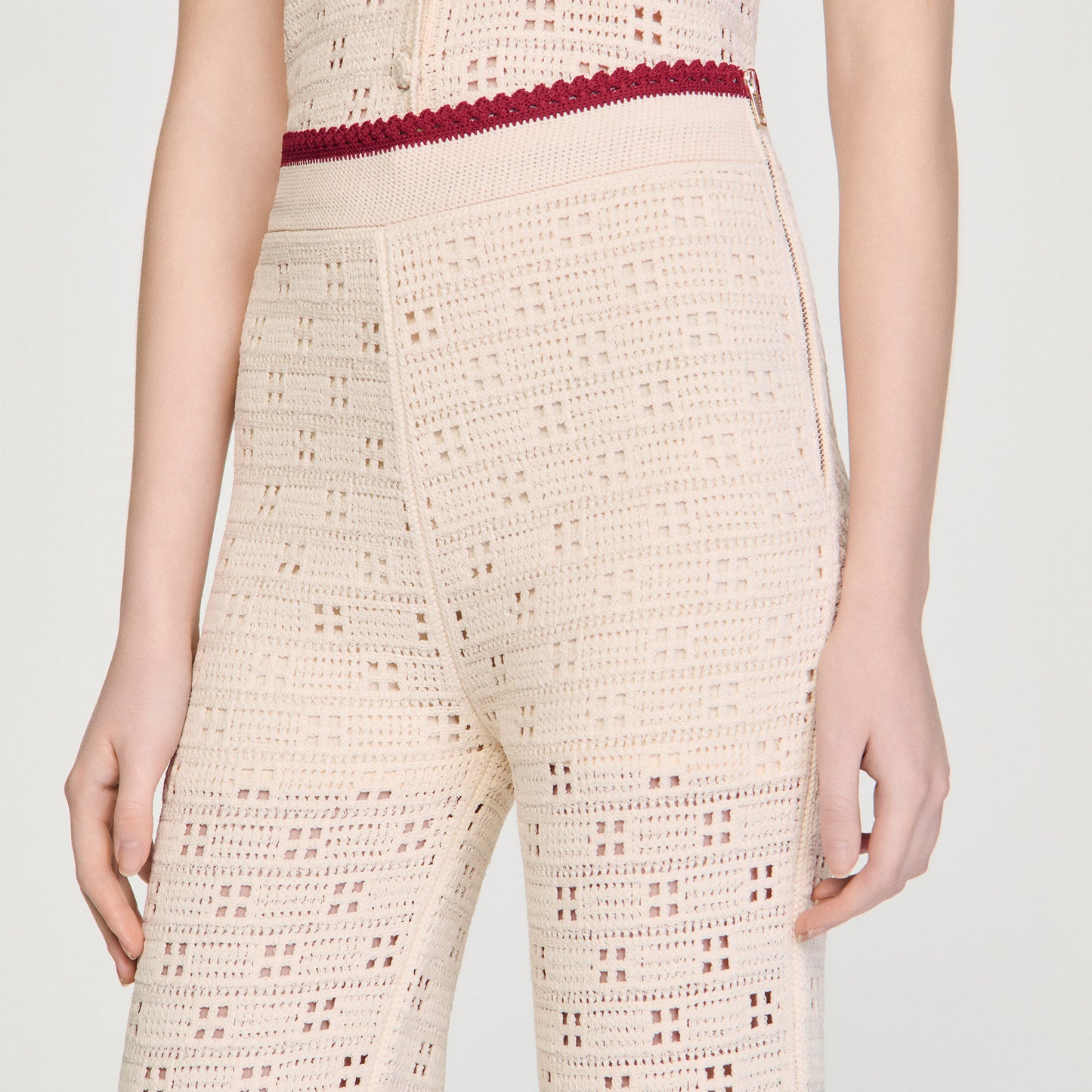 Pantalón de punto efecto ganchillo