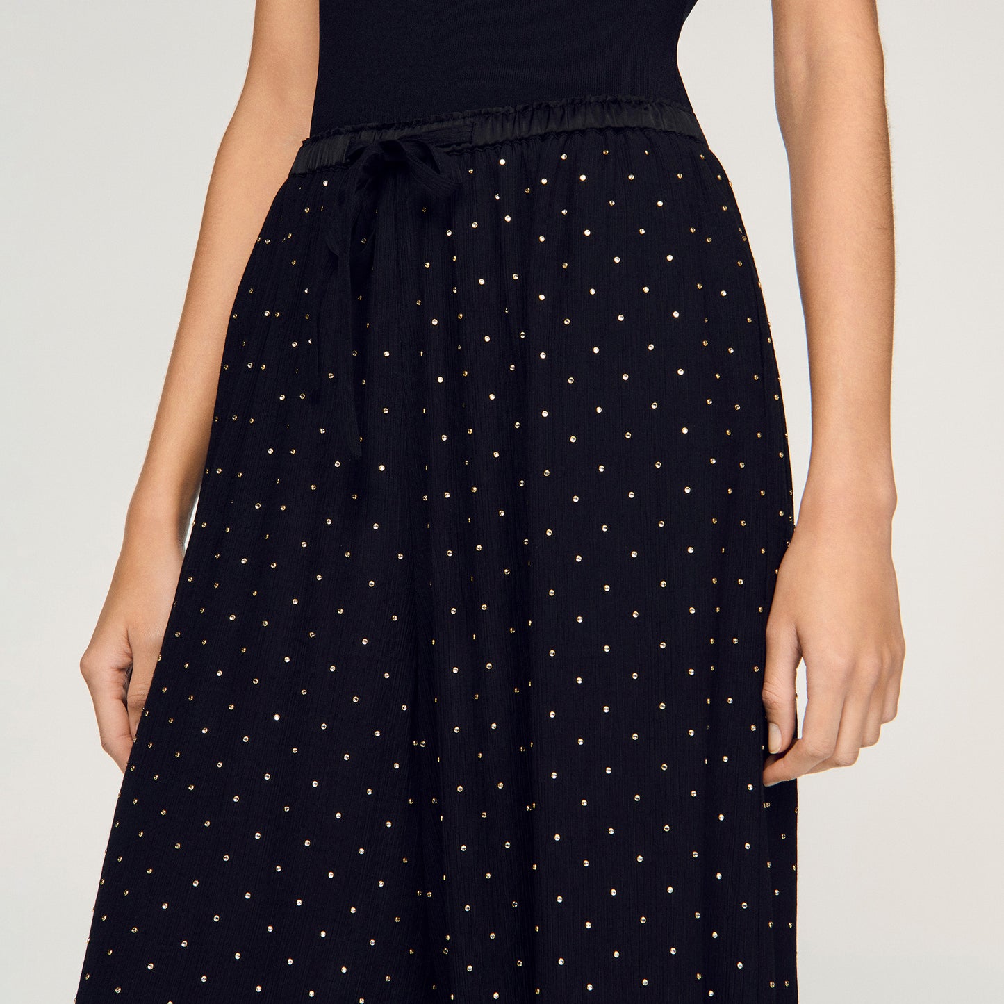 Pantalón ancho con pedrería