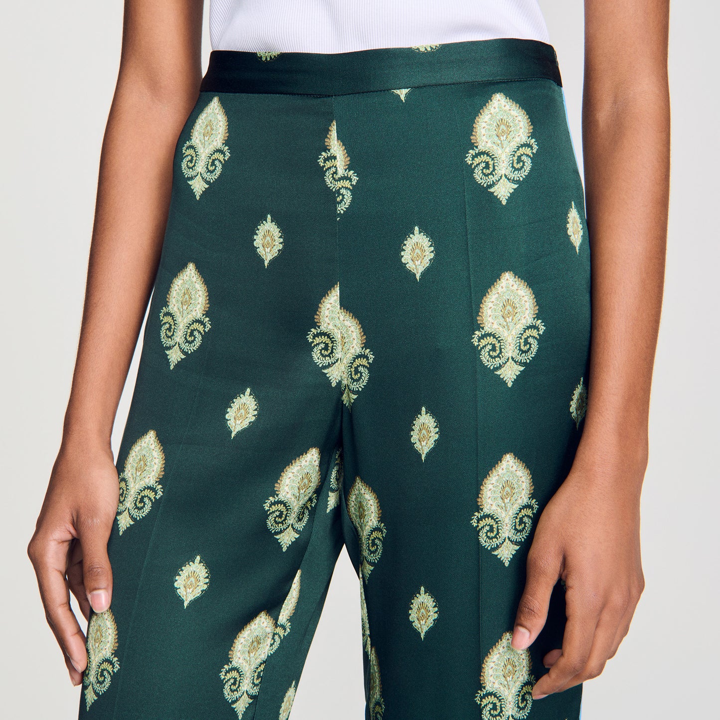 Pantalón fluido estampado Paisley