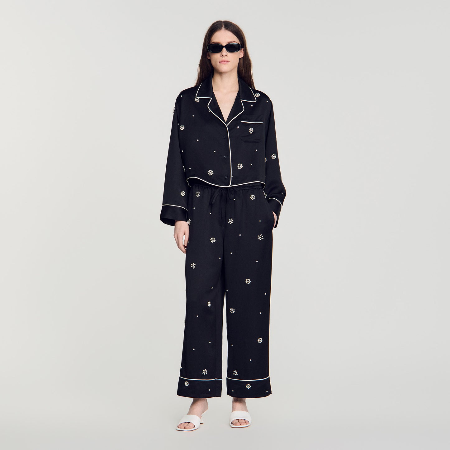 Pantalón ancho bordado con perlas y strass