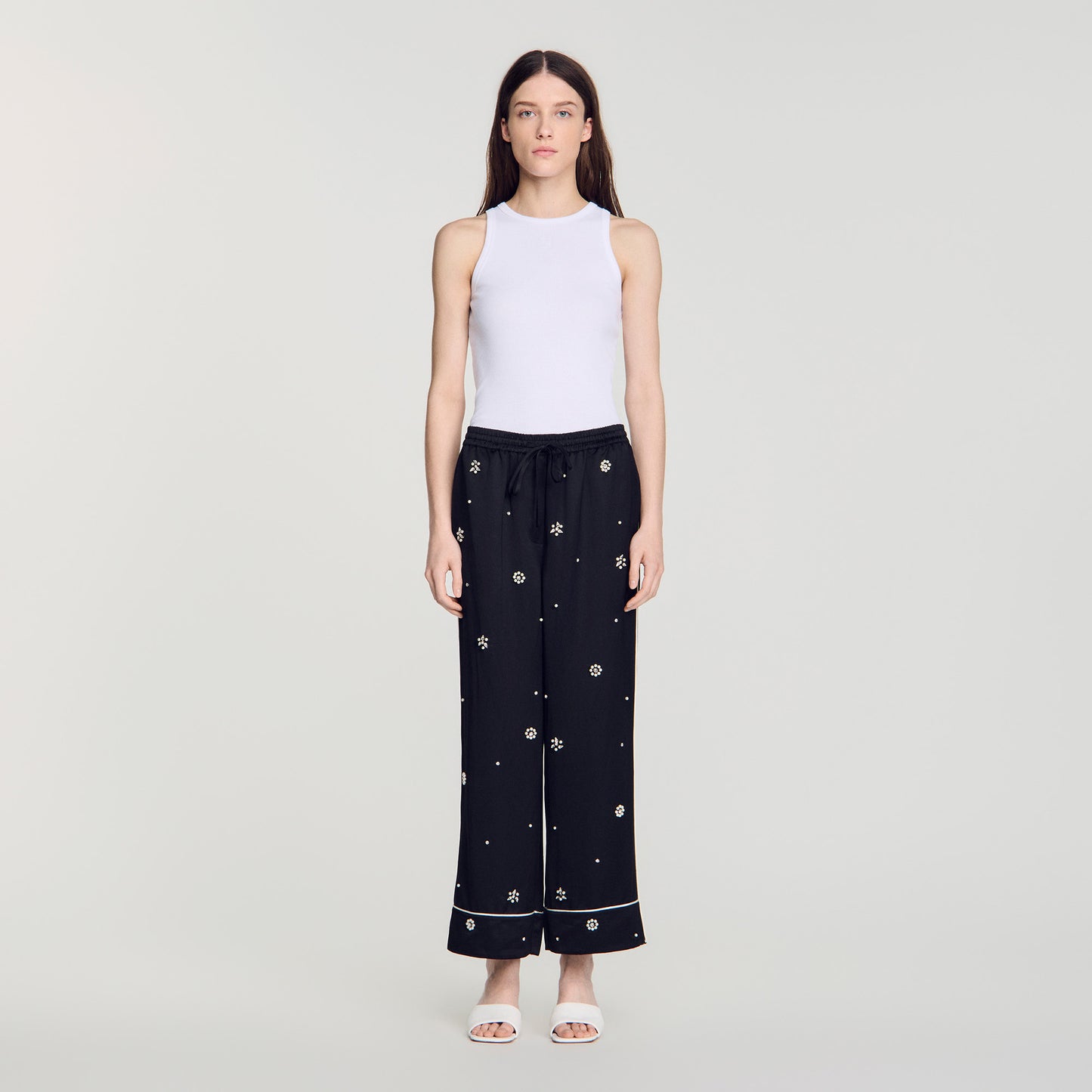 Pantalón ancho bordado con perlas y strass