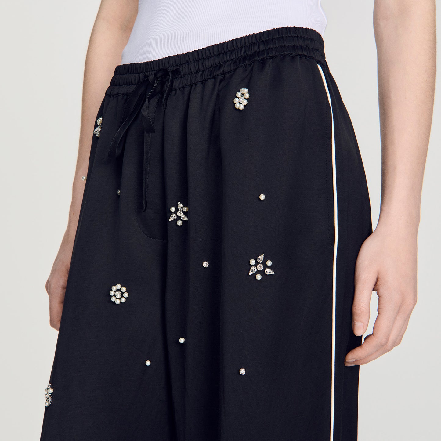Pantalón ancho bordado con perlas y strass