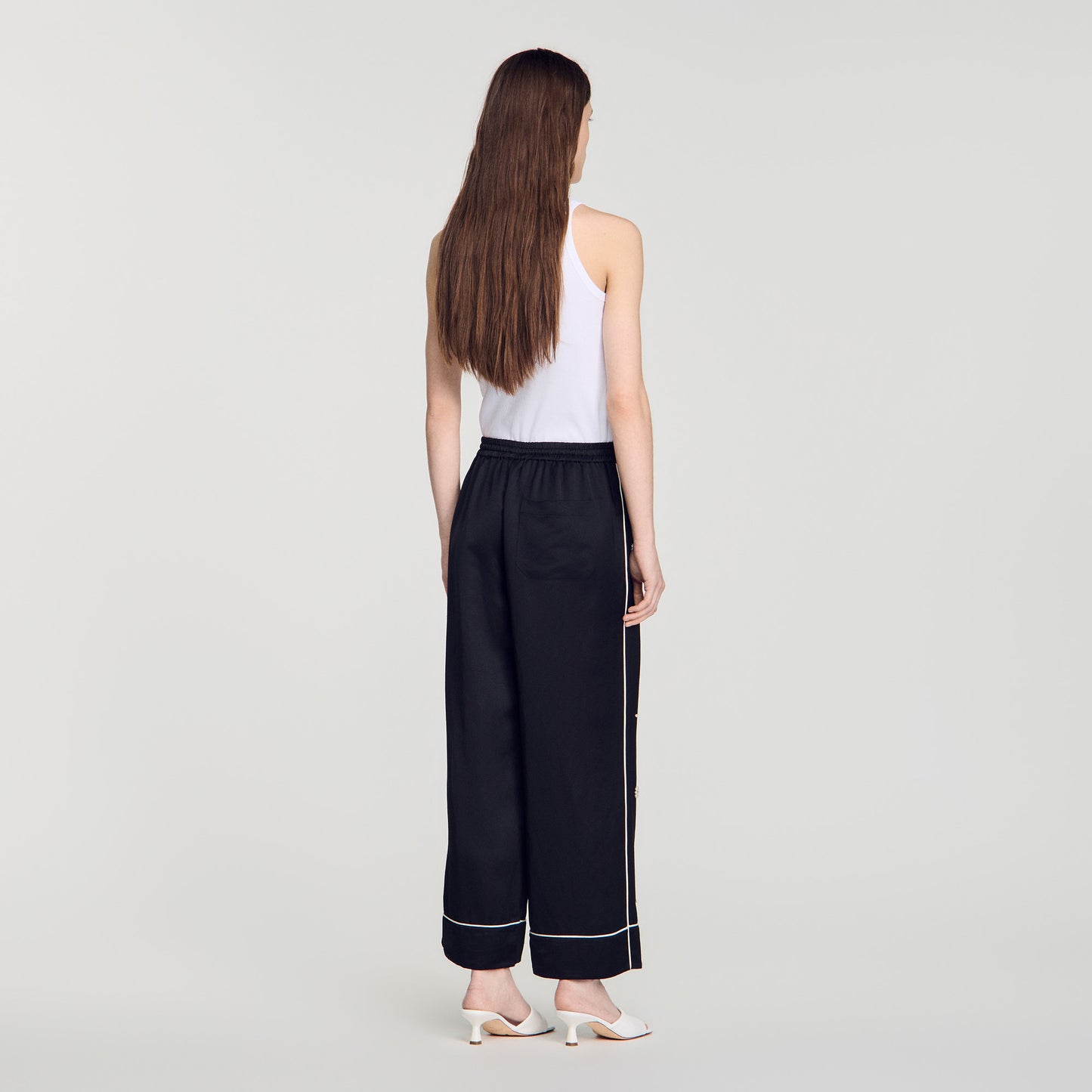 Pantalón ancho bordado con perlas y strass