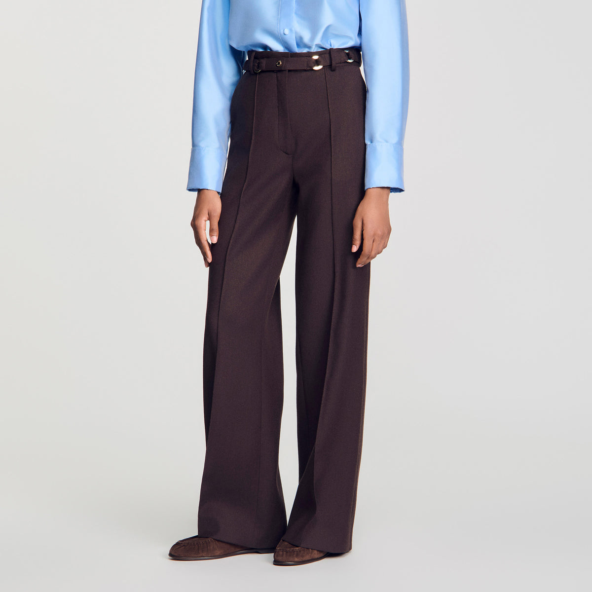 Pantalón con anillas metálicas