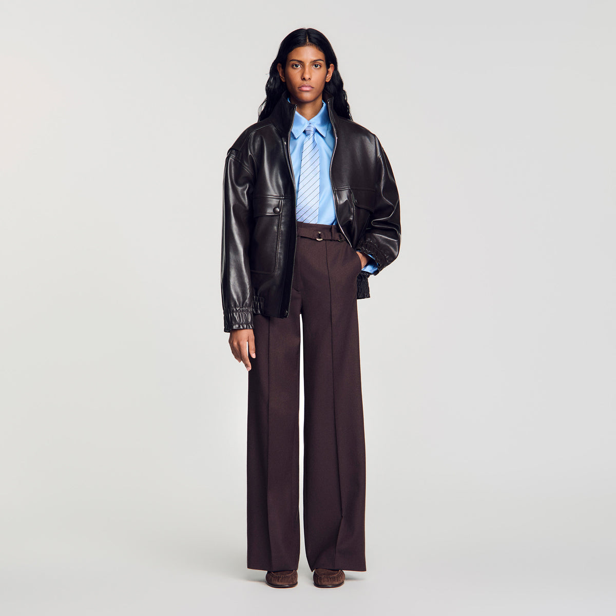 Pantalón con anillas metálicas